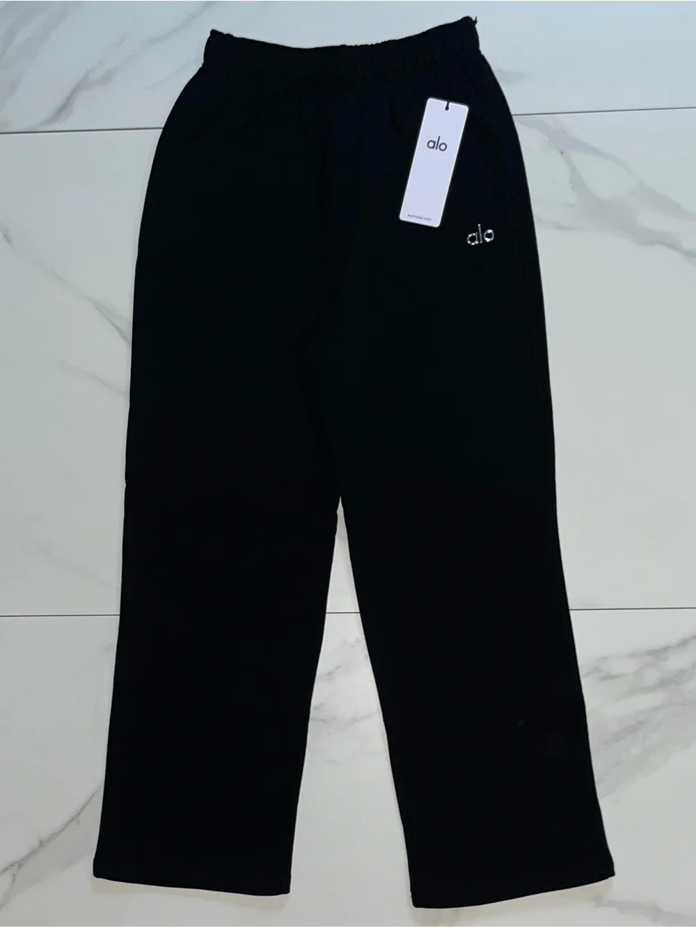 ALO Yoga Women’s Straight Leg Pants in Black